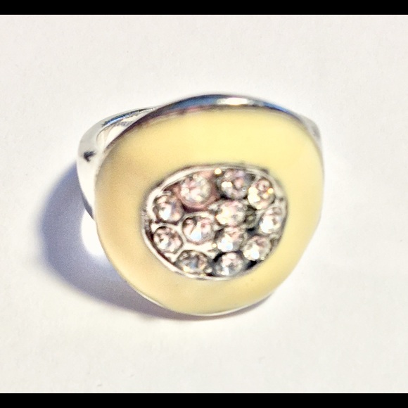 Oval Statement Ring NWT🏷 Size 5 - Picture 3 of 10